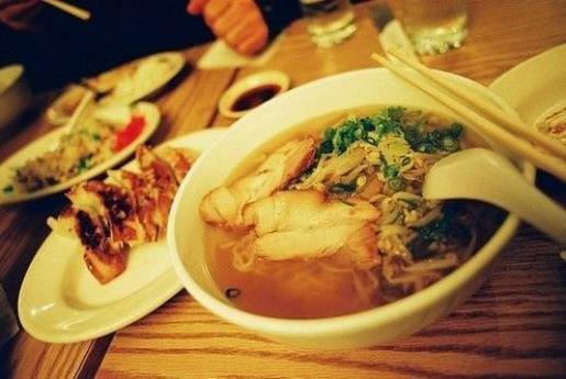 拽女生霸气qq个性签名00后学生、我们都妄想对方主动找